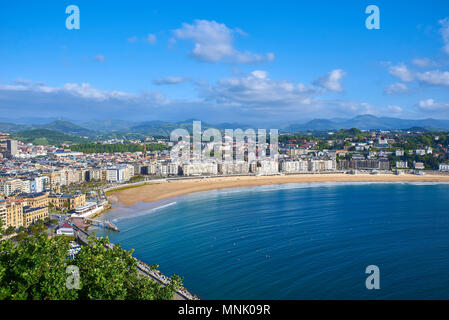 Panoramablick auf die Bucht von La Concha und Concha Strand von Monte Urgull am sonnigen Tag San Sebastian (Donostia), Baskenland, Guipuzcoa. Spanien. Stockfoto