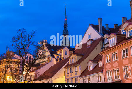Die traditionellen lettischen Häuser und St. Peter Kirche im Zentrum der Altstadt von Riga, Lettland. Die Kirche ist ein Teil der Lutherischen Stockfoto