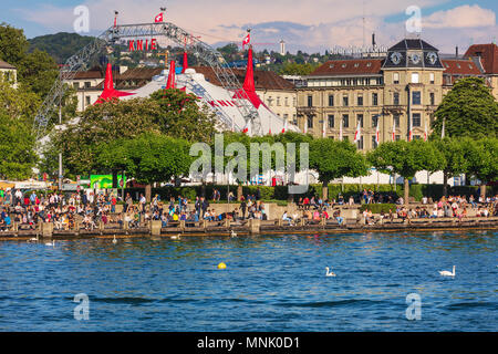 Zürich, Schweiz - 11. Mai 2018: die Ufer des Zürichsees in der Stadt Zürich, dem Veranstaltungsort des Zirkus Knie in den Hintergrund. Zürich ist die größte Stockfoto