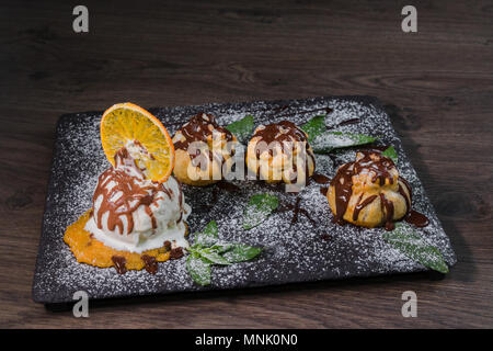 Eine Kugel Eis auf einem Stein mit einem orangefarbenen Stockfoto