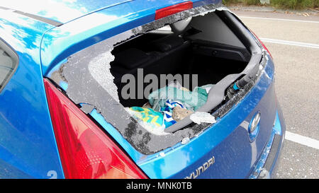 Auto mit kaputten Fenster hinten Stockfoto