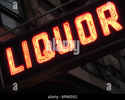 Ein Vintage-rotes Neon-Schild „Liquor“ in Manhattan, New York Stockfoto