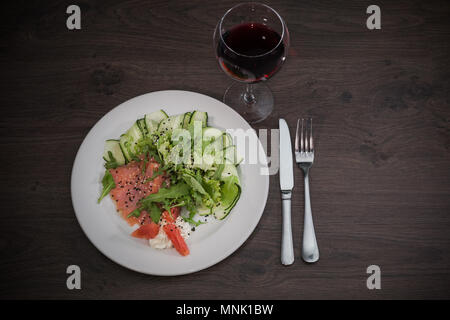 Fleisch von Forellen auf einem Teller mit Gemüse und Grapefruit Stockfoto