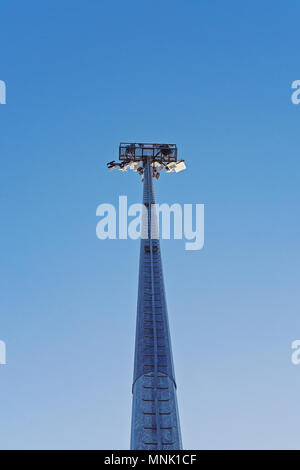 Low Angle View Spotlight im Stadion gegen den blauen Himmel, kopieren Raum Stockfoto