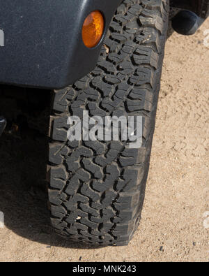 Eine aggressive Off-Road-Reifen auf einem Jeep im sand sitzen montiert. Stockfoto