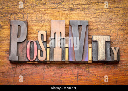Positivität-word Abstract in Vintage buchdruck Holz Typ gegen rustikalen Holzmöbeln Hintergrund Stockfoto