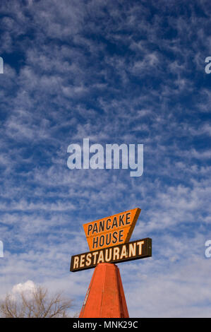 Abgebrochene Pancake House Restaurant am Straßenrand in der Nähe von Gallup, New Mexico Stockfoto