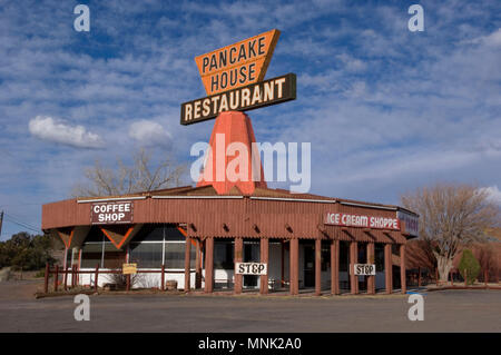 Abgebrochene Pancake House Restaurant auf der Route 66 in der Nähe von Gallup, New Mexico Stockfoto