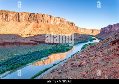 Canyon des Colorado River über Moab, Utah - Luftbild im Morgen, Landschaft Stockfoto