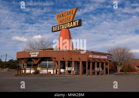 Abgebrochene Pancake House Restaurant am Straßenrand in der Nähe von Gallup, New Mexico Stockfoto