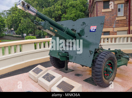 25 pounder Field gun auf Anzeige außerhalb des Soldaten' Memorial Hall in Ipswich, Queensland. Können betrachtet werden und berührte die Atmosphäre der Wha zu erhalten Stockfoto