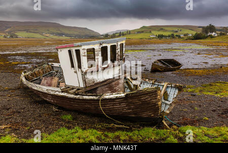 Es ist genauso wie der Tide ist out. Das Fischerboot nicht mehr seetauglich aussieht. Stockfoto