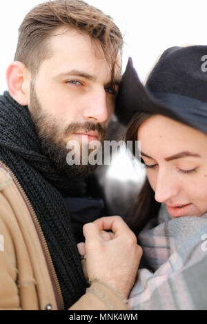 Close up Portrait von Mann umarmt Frau mit Hut und Schal. Stockfoto