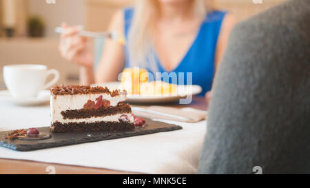 Zwei Kaukasier, im Cafe genießen die Desserts und Reden Stockfoto