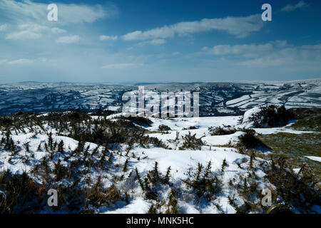 Tiefe Schneeverwehungen und Schnee Skulpturen auf der hohen Boden von Dartmoor National Park Stockfoto