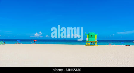 Miami South Beach, Rettungsschwimmer Haus in eine bunte Art Deco Stil an sonnigen Sommertag mit der Karibischen Meer im Hintergrund, weltberühmten Reisen Lage Stockfoto