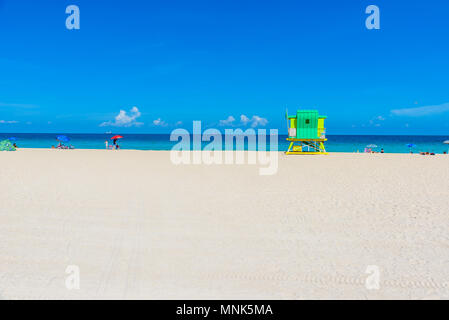 Miami South Beach, Rettungsschwimmer Haus in eine bunte Art Deco Stil an sonnigen Sommertag mit der Karibischen Meer im Hintergrund, weltberühmten Reisen Lage Stockfoto