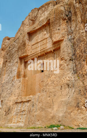 Die alten Gräber der Achämenidischen Dynastie Könige in Persien sind in felsigen Klippe in Naqsh-e Rustam geschnitzt, der Iran. Stockfoto