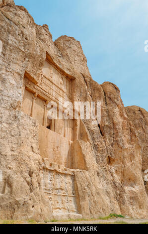 Die alten Gräber der Achämenidischen Dynastie Könige in Persien sind in felsigen Klippe in Naqsh-e Rustam geschnitzt, der Iran. Stockfoto