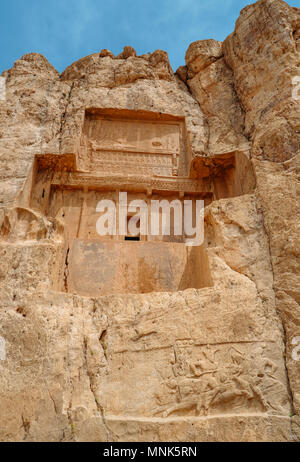 Die alten Gräber der Achämenidischen Dynastie Könige in Persien sind in felsigen Klippe in Naqsh-e Rustam geschnitzt, der Iran. Stockfoto