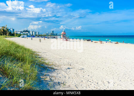 Miami South Beach, Rettungsschwimmer Haus in eine bunte Art Deco Stil an sonnigen Sommertag mit der Karibischen Meer im Hintergrund, weltberühmten Reisen Lage Stockfoto