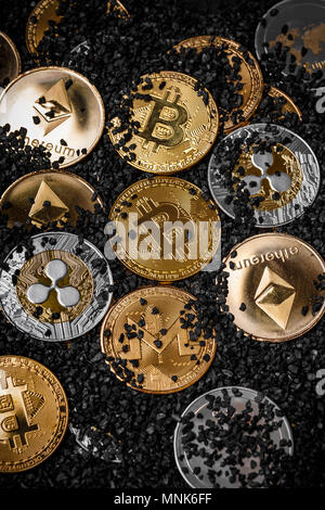 Stapel von cryptocurrencies auf das kleine schwarze Kohle verbergen Stockfoto