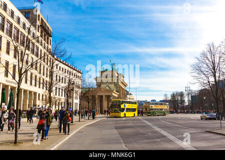 BERLIN, DEUTSCHLAND - 22 März 2015: touristische Double Decker Bus in der Nähe von Brandenburger Tor in Berlin am 22. März 2015 Stockfoto