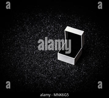 Leere weisse Box für Ring auf schwarzem Hintergrund Stockfoto