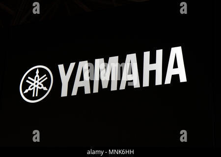 Amsterdam, Niederlande, 15. September 2017: Yamaha Logo und Buchstaben, die sich auf eine schwarze Wand Stockfoto