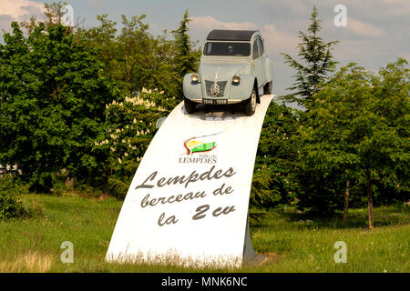 Skulptur, Denkmal des alten 2CV citroen. Lempdes Stadt. Puy-de-Dome. Der Auvergne. Frankreich Stockfoto