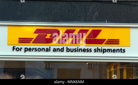 Amsterdam, Netherlands-December 27, 2016: DHL für Personal und Business Sendungen auf einer Wand in Amsterdam Stockfoto