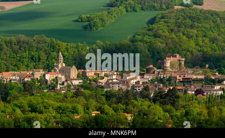 Kirche und Schloss von Saint Saturnin Dorf. Puy-de-Dome. Der Auvergne. Frankreich Stockfoto