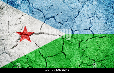 Republik Dschibuti Flagge auf trockener Erde Boden Textur Hintergrund Stockfoto
