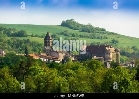 Kirche und Schloss von Saint Saturnin Dorf. Puy-de-Dome. Der Auvergne. Frankreich Stockfoto