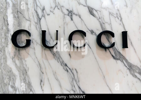 Amsterdam, Niederlande - Februar 19, 2017: Briefe Gucci auf dem Marmor Wand Stockfoto