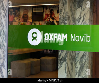 Amsterdam, Niederlande, 2. Februar 2017: Briefe Oxfam Novib auf eine Glastür in Amsterdam Stockfoto