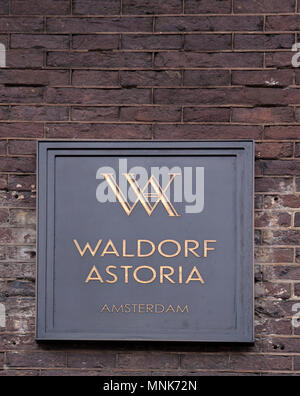 Flagge des Waldorf Astoria Hotel in Amsterdam: Buchstaben Waldorf Astoria auf der Fassade in Amsterdam Stockfoto