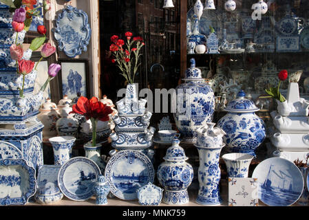 Amsterdam, Niederlande - Januar 22, 2017: Shop mit Delfter in Amsterdam Stockfoto