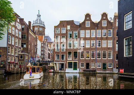 Das Tanzen Häuser am Amsterdamer Kanal Damrak, Holland, Niederlande