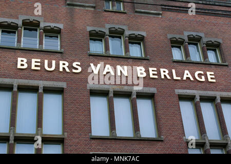 Amsterdam, Niederlande, 26. Dezember 2015: Die Beurs van Berlage ist ein nationales Denkmal, an der Damrak und La Bourse in Amsterdam Stockfoto