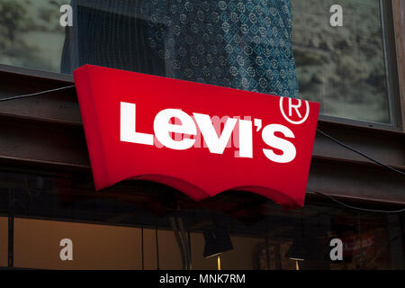 Amsterdam, Niederlande - Januar 8, 2016: Levi macht Bekleidung Jeans und andere Kleidung Stockfoto