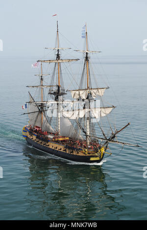 Hermine Fregatte segeln zwischen La Rochelle und Rhe Insel (Ile de Re) bevor sie sich in Amerika am 18. April 2015. Die Hermine erlangte durch f Stockfoto