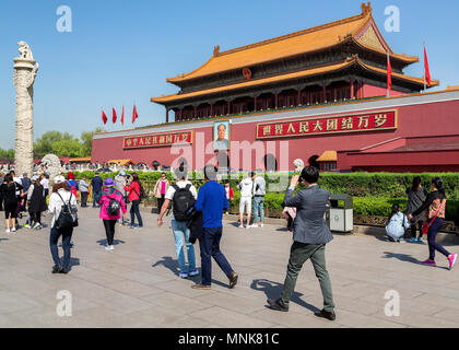 Massen von Besuchern am Tor des Himmlischen Friedens, dem Tiananmen-Platz, Peking, China Stockfoto