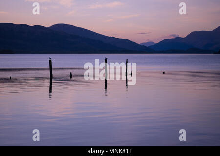 Tranqil Sonnenuntergang am Loch Lomond, Schottland, Großbritannien Stockfoto