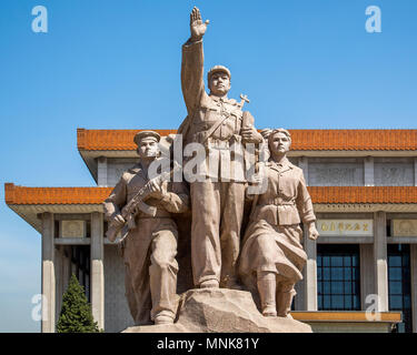 Nahaufnahme von einer der beiden Skulpturen, das Mausoleum von Mao Zedong auf dem Platz des Himmlischen Friedens, Peking, China flankieren. Stockfoto