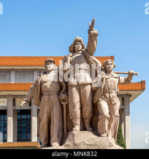 Nahaufnahme von einer der beiden Skulpturen, das Mausoleum von Mao Zedong auf dem Platz des Himmlischen Friedens, Peking, China flankieren. Stockfoto