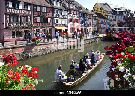 Colmar (nord-östlichen Frankreich): Das kleine Venedig. Bootsfahrt auf der Lauch River entlang der Kai "Quai de la Kai Poissonnerie' Stockfoto