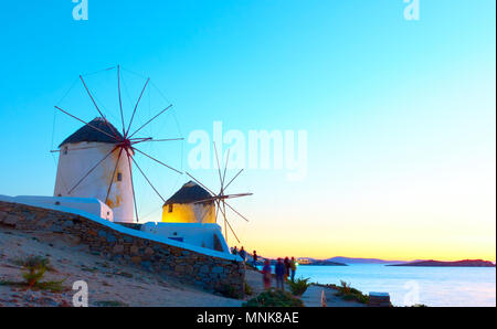 Alte traditionelle windmillls in Mykonos Insel an der Küste der Ägäis bei Sonnenuntergang, Kykladen, Griechenland Stockfoto