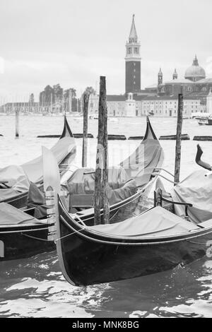 Gondeln in Venedig, Italien. Schwarz/Weiß-Bild Stockfoto