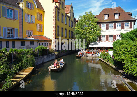 Colmar (nord-östlichen Frankreich): Das kleine Venedig von der Straße "Rue de Turenne' gesehen. Bootsfahrt auf der Lauch Fluss Stockfoto